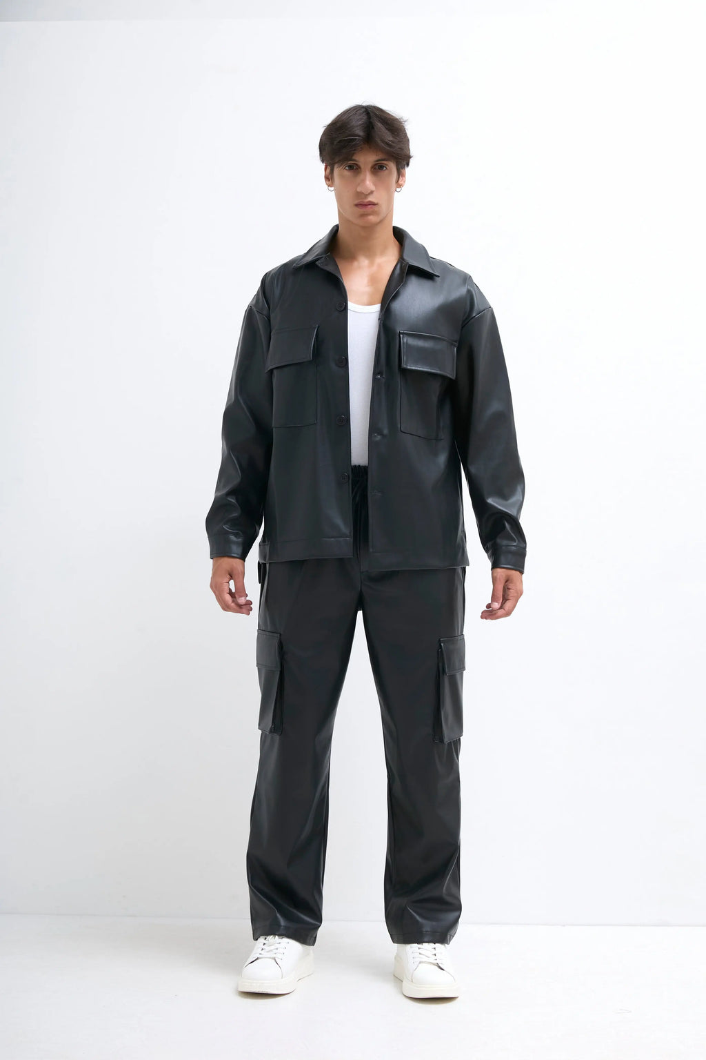 Chemise manches longues en simili cuir noir avec poches bonhomme