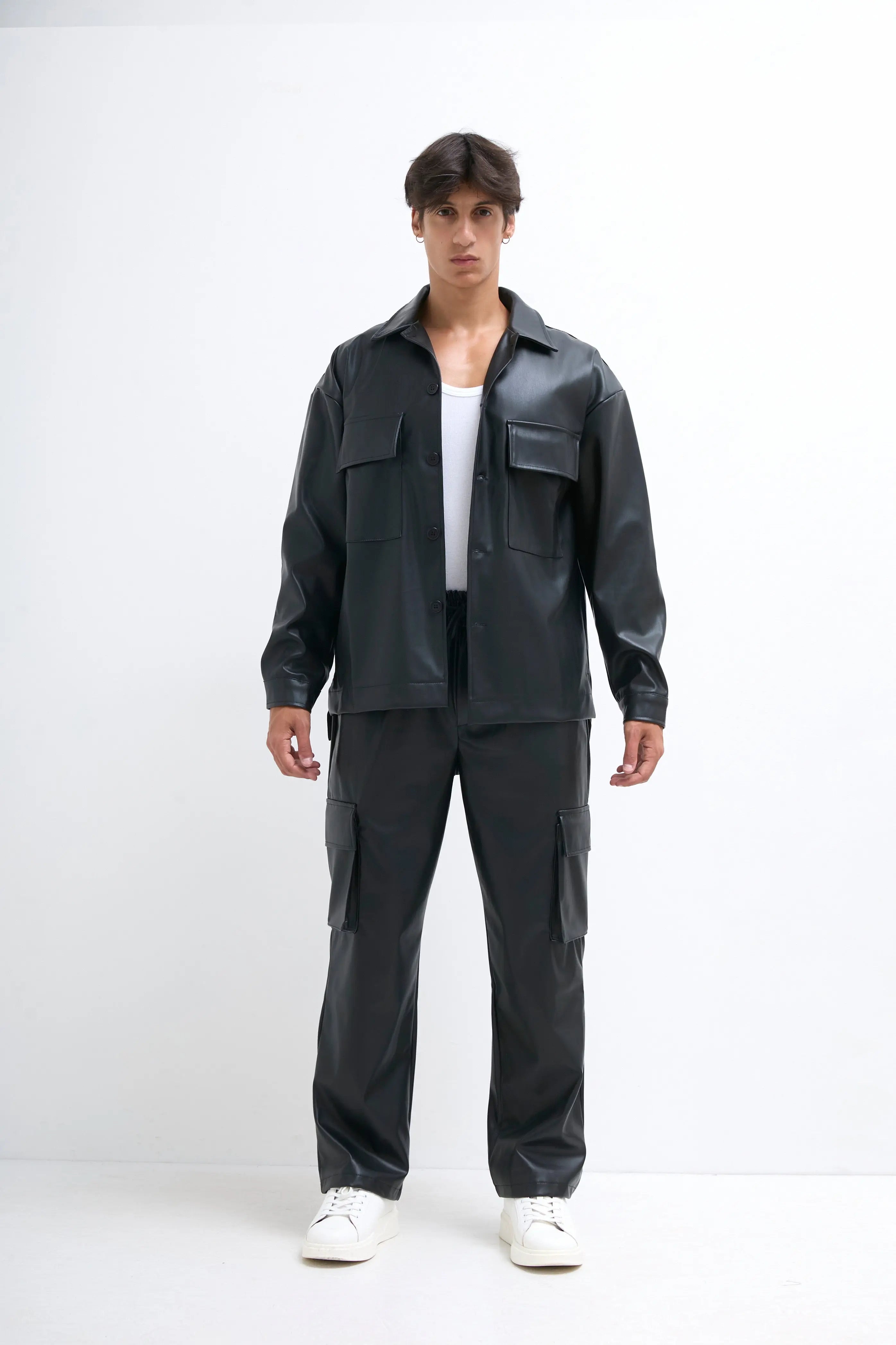 Chemise manches longues en simili cuir noir avec poches bonhomme