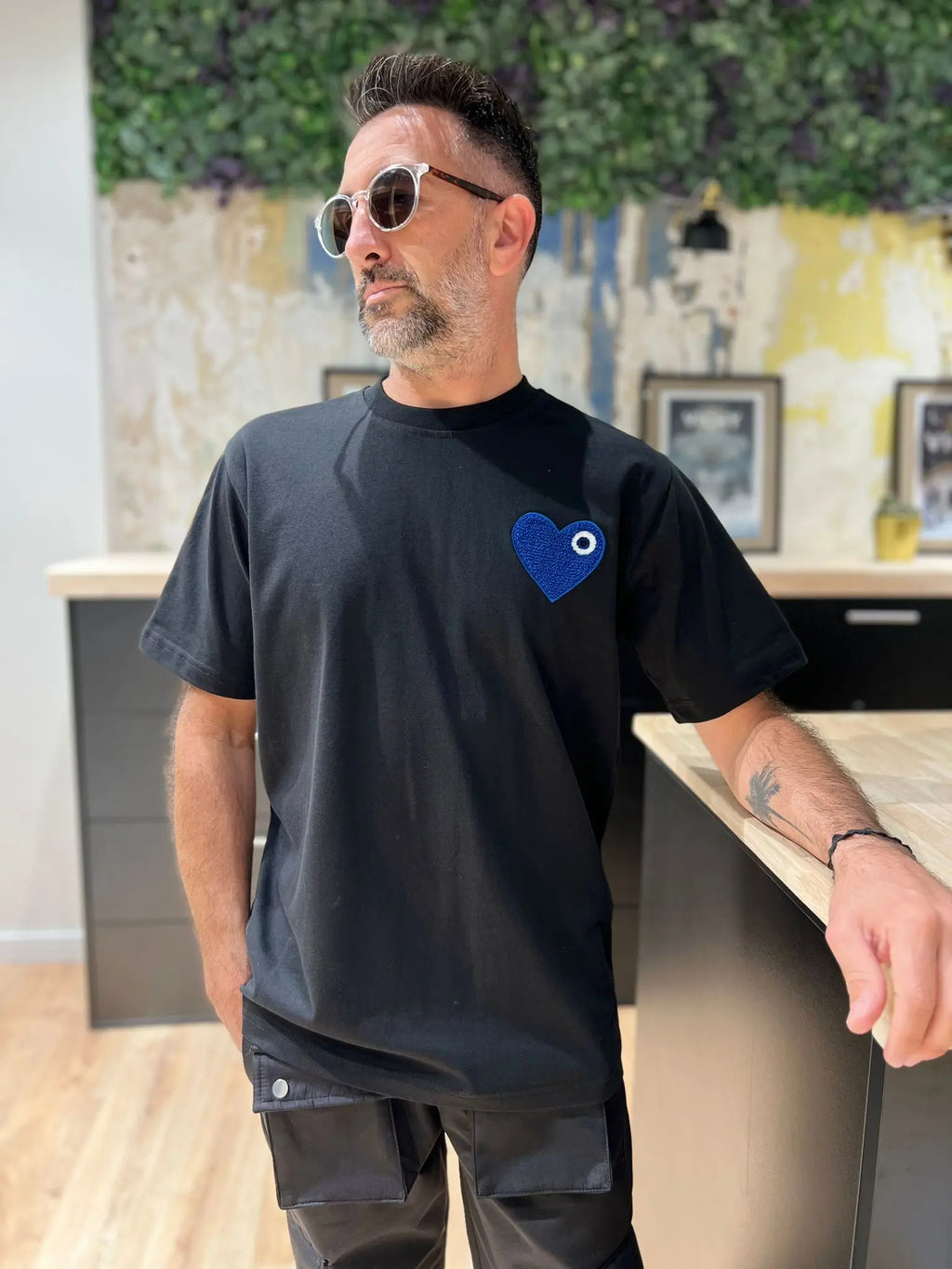 Tee shirt beige noir avec motif Coeur bleu royal Homme bonhomme