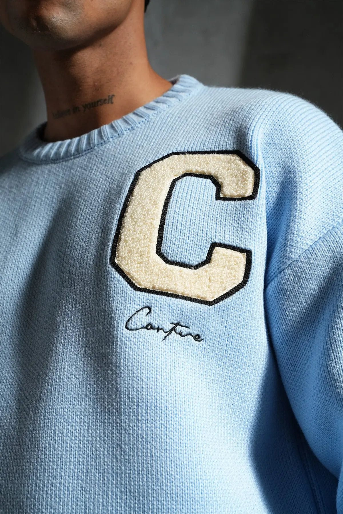 Pull Ikao Lettre C Style Universitaire bonhomme