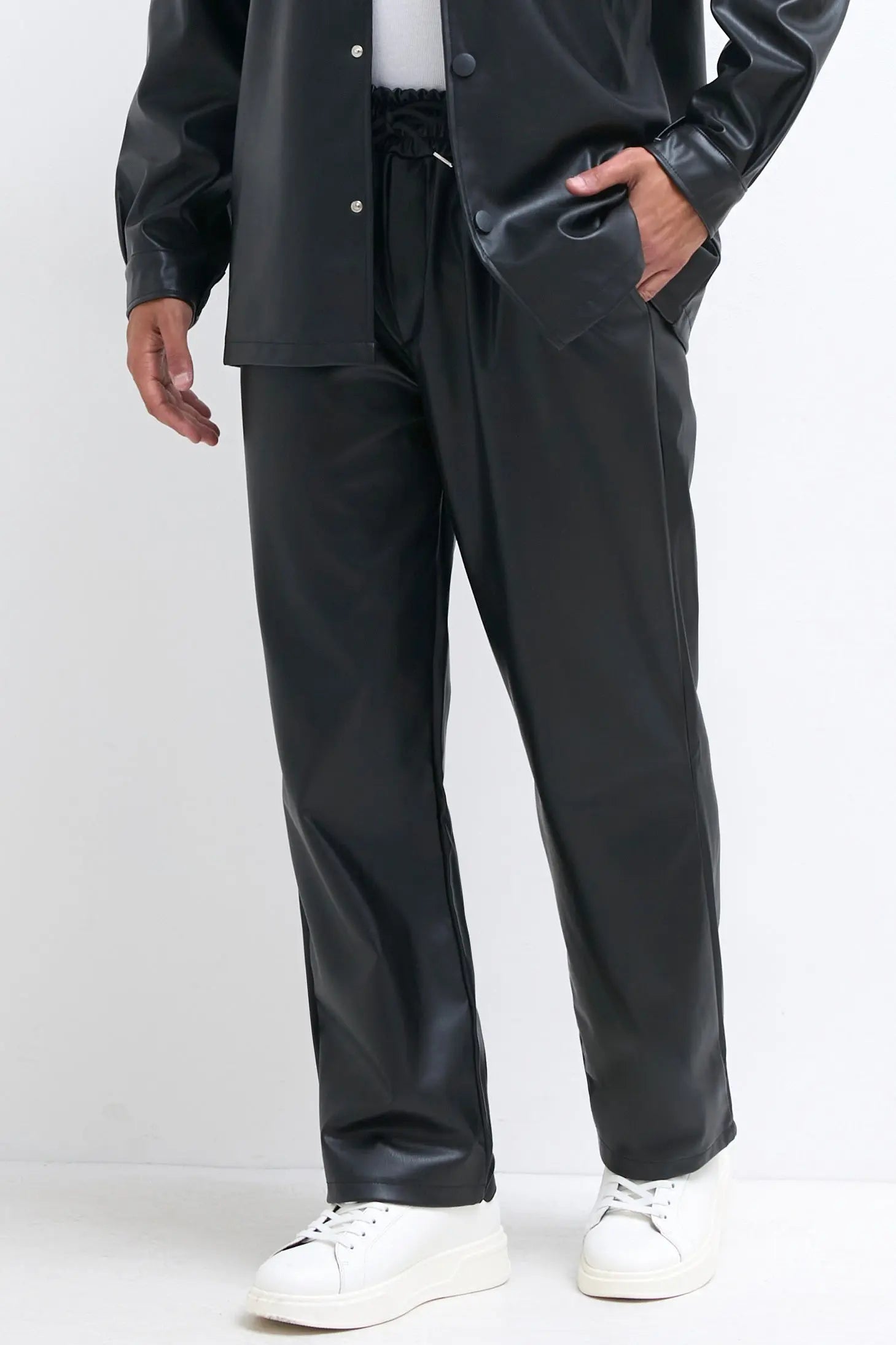 Pantalon noir en similicuir bonhomme