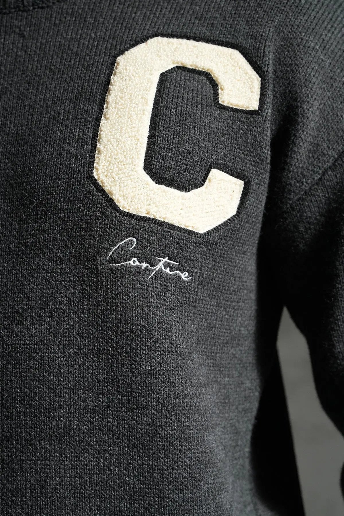 Pull Ikao Lettre C Style Universitaire bonhomme