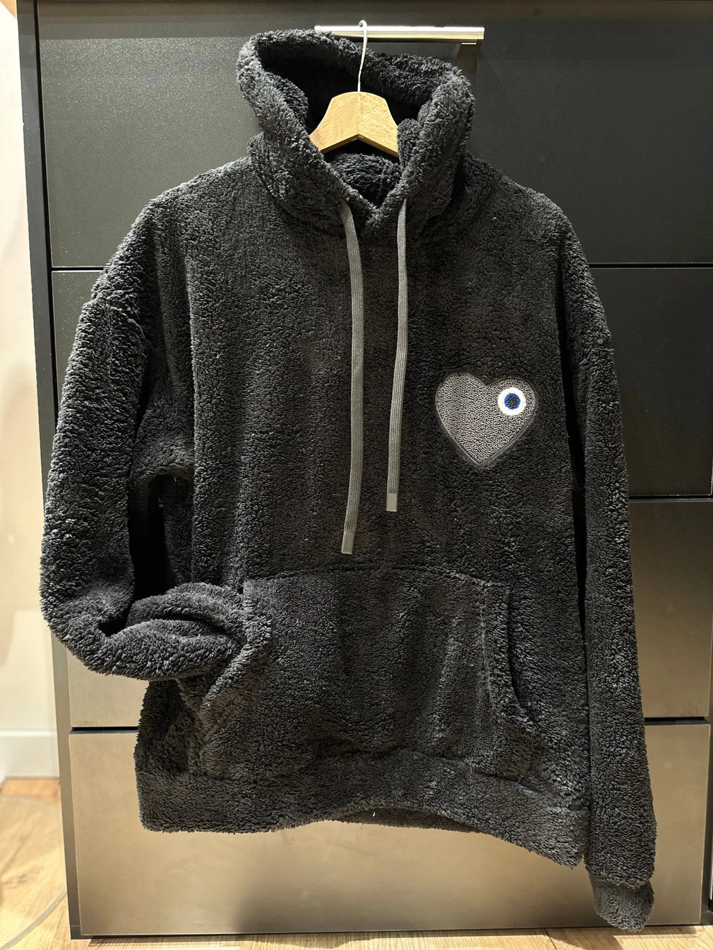 Sweat Moumoute à Capuche Noir Avec Cœur Gris - bonhomme