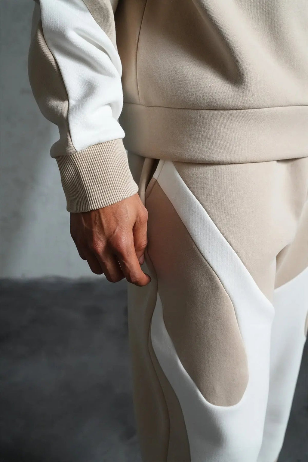 Ensemble Ikao Jogging Homme Beige et Blanc – Style Streetwear Graphique bonhomme