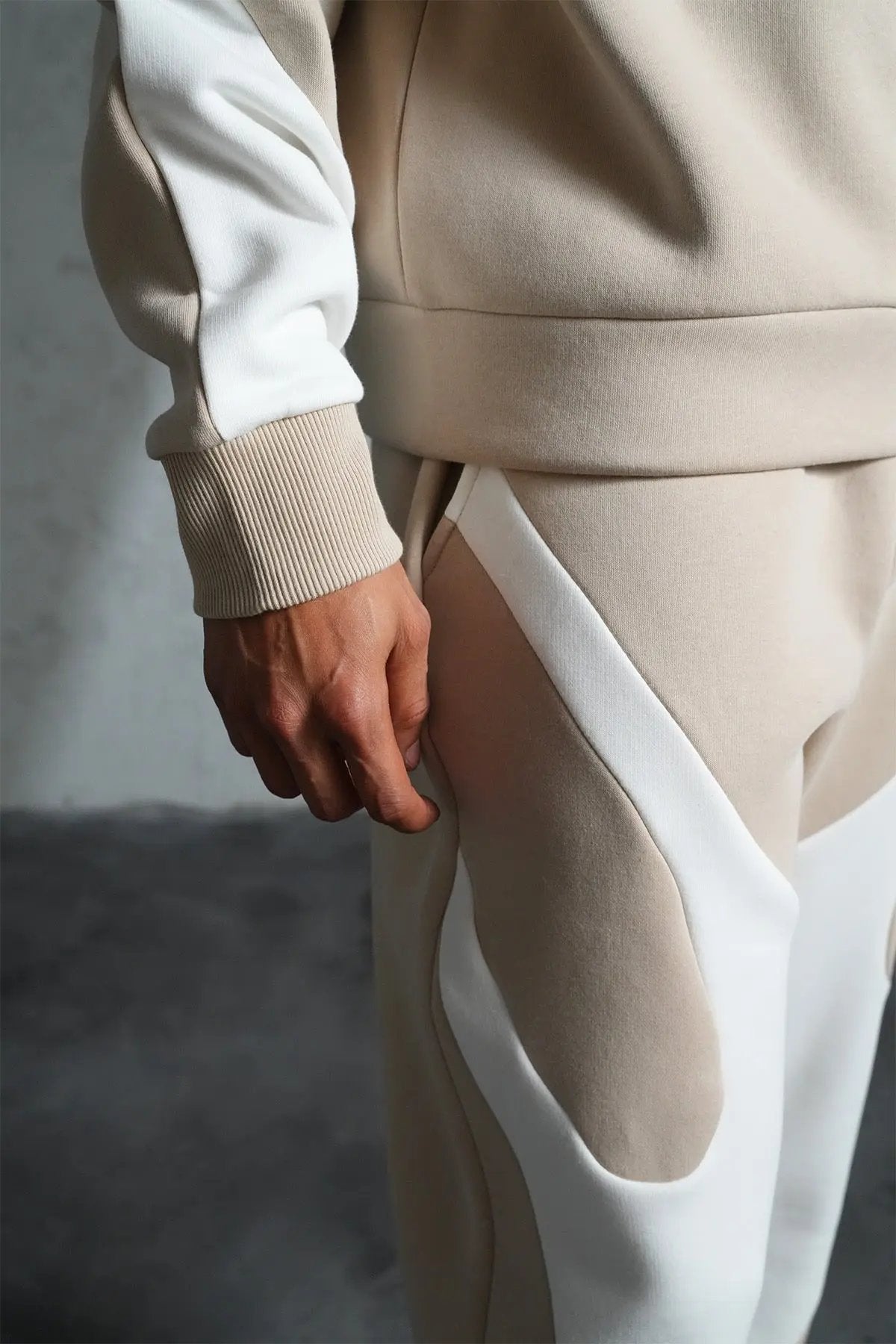 Ensemble Ikao Jogging Homme Beige et Blanc – Style Streetwear Graphique bonhomme