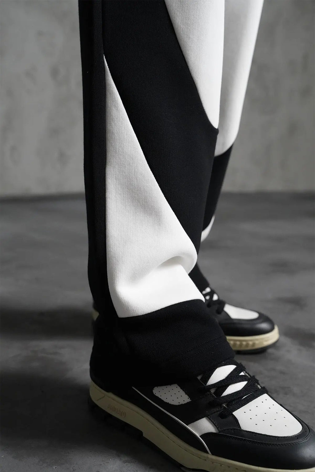 Ensemble Ikao Jogging Homme Noir et Blanc – Design Graphique Streetwear bonhomme