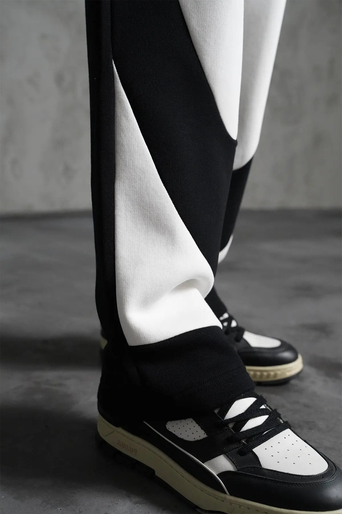 Ensemble Ikao Jogging Homme Noir et Blanc – Design Graphique Streetwear bonhomme