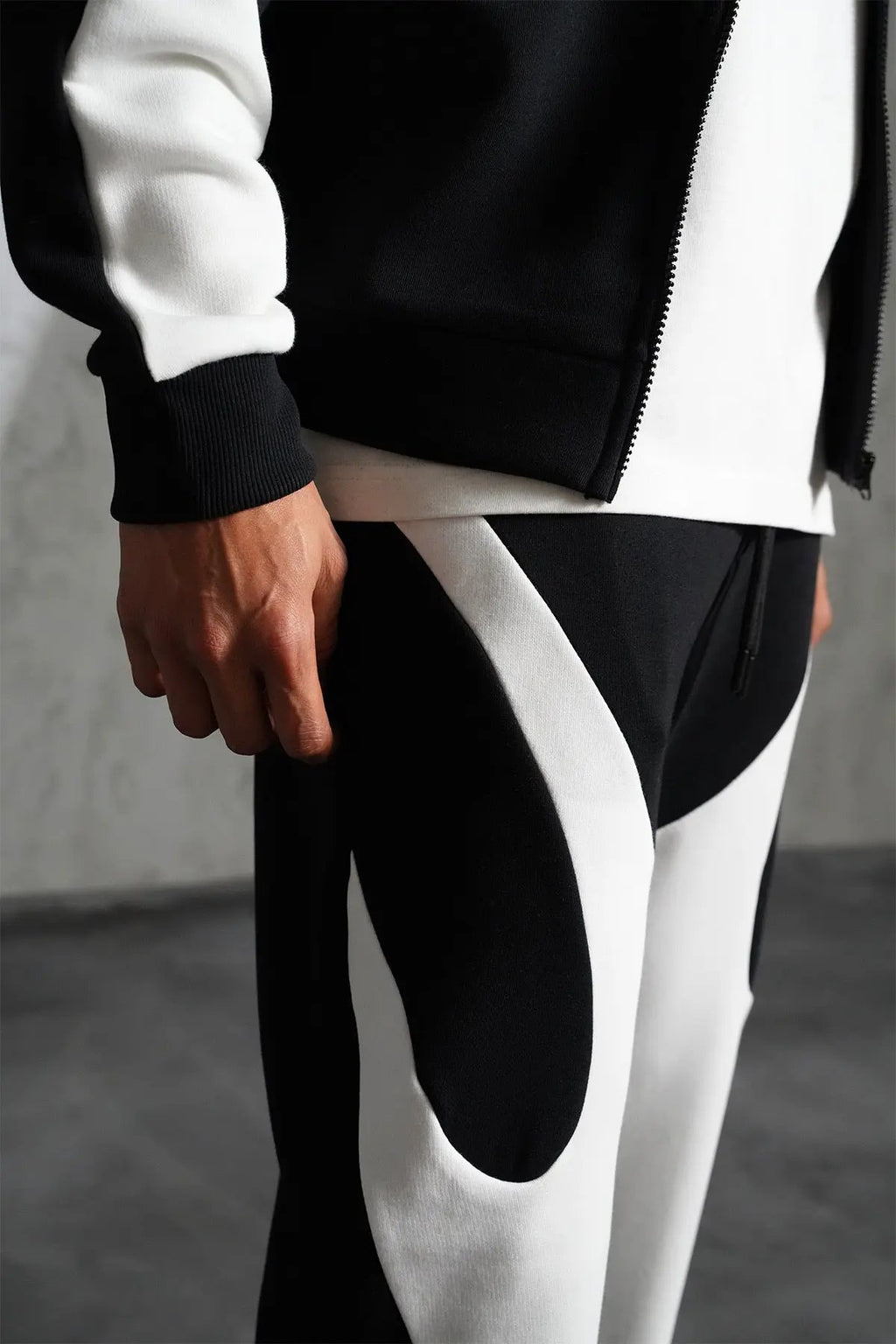 Ensemble Ikao Jogging Homme Noir et Blanc – Design Graphique Streetwear bonhomme