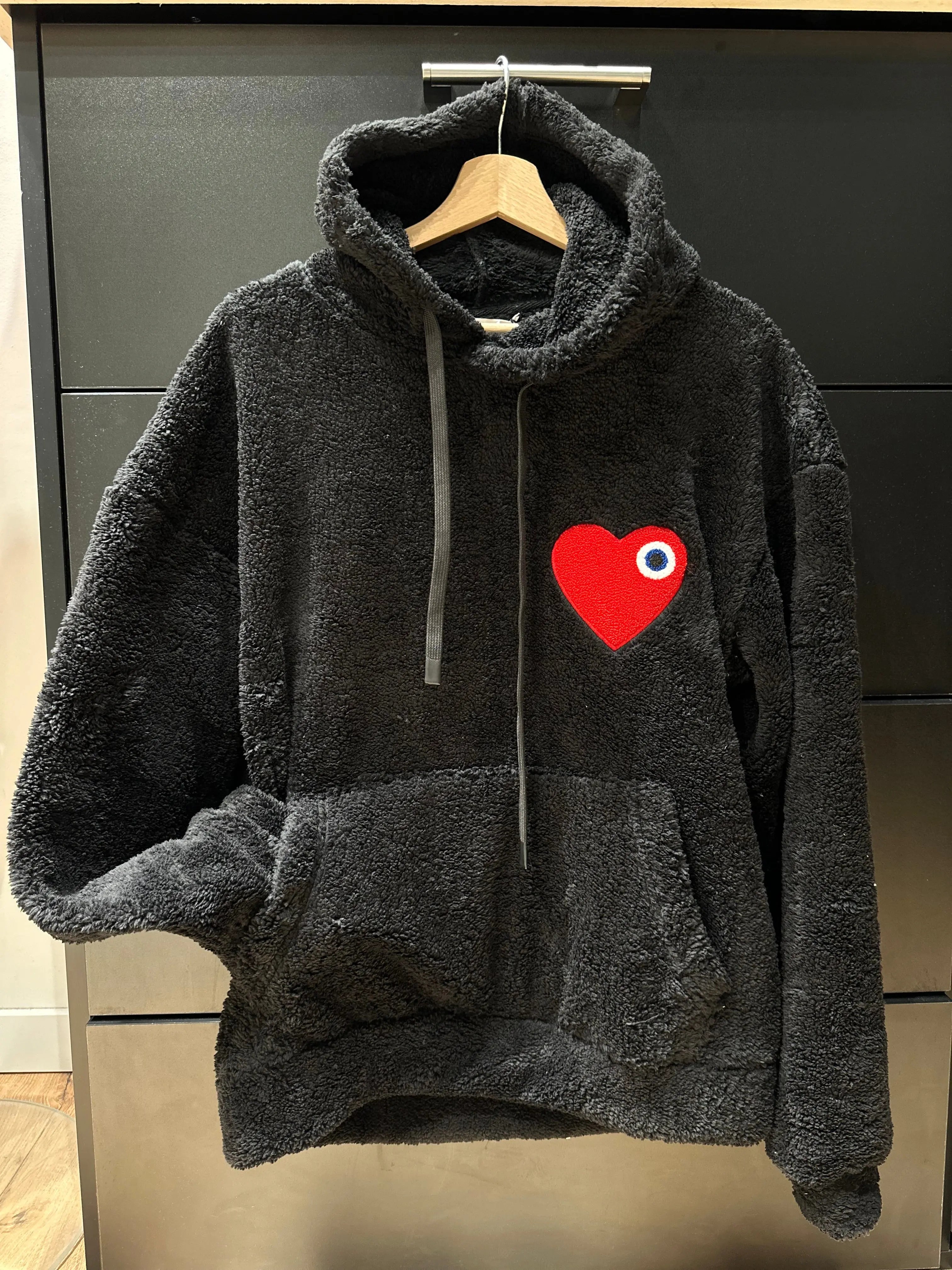 Sweat Moumoute à Capuche Noir Avec Cœur Rouge bonhomme