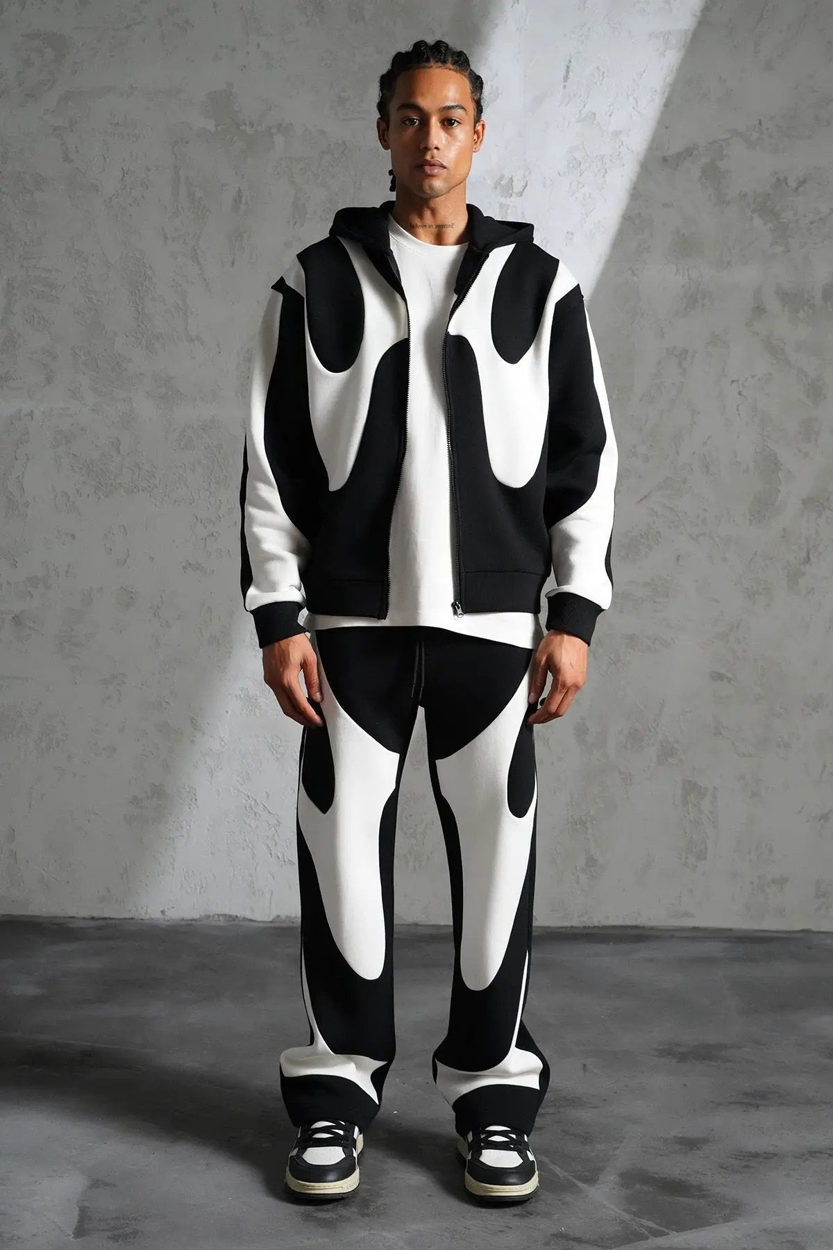 Ensemble Ikao Jogging Homme Noir et Blanc – Design Graphique Streetwear bonhomme