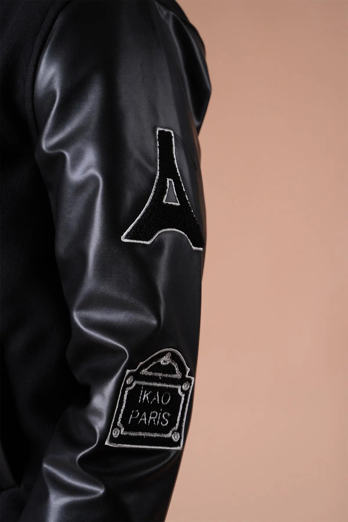 Veste Renaissance Paris Ikao Noir et Blanc bonhomme