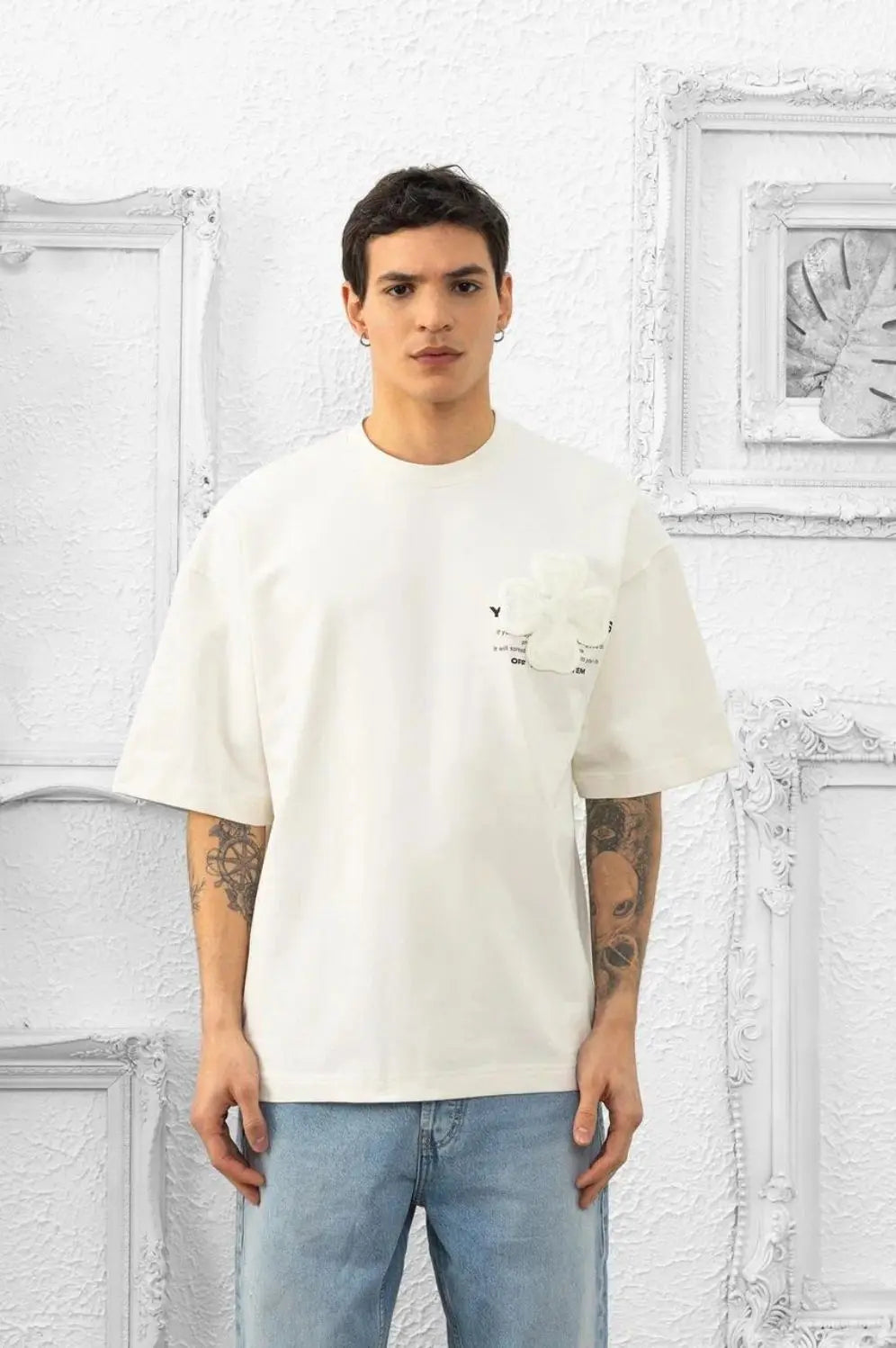 T-shirt Blanc Oversize avec motif floral en couture tricoté bonhomme