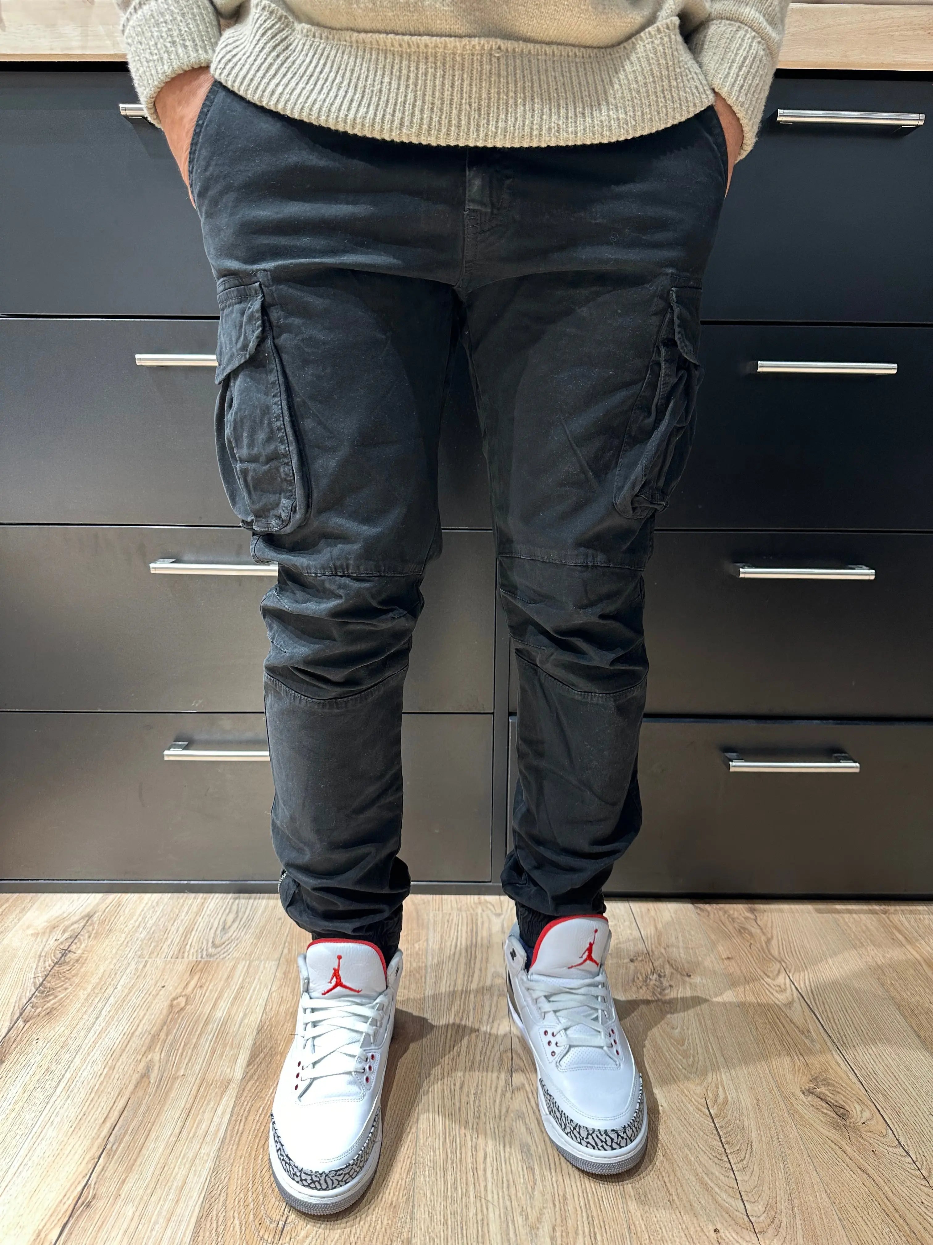 Pantalon Cargo Noir Coupe Slim Cheville élastiqué et Zippé bonhomme