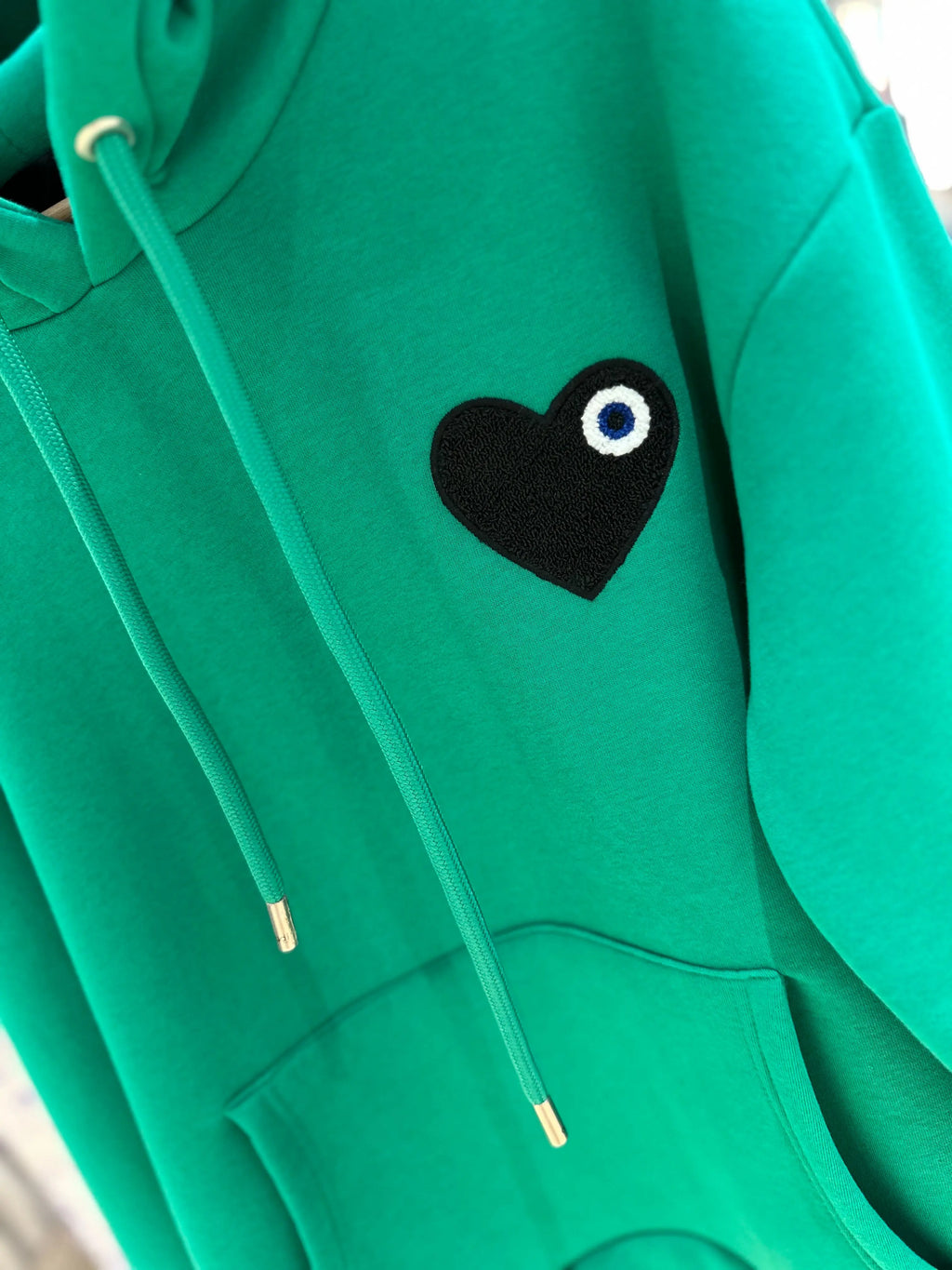 Sweat capuche vert avec cœur noir - bonhomme
