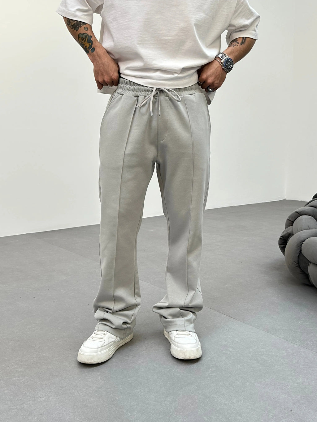 Pantalon Jogging Gris Coupe Droite et Large bonhomme