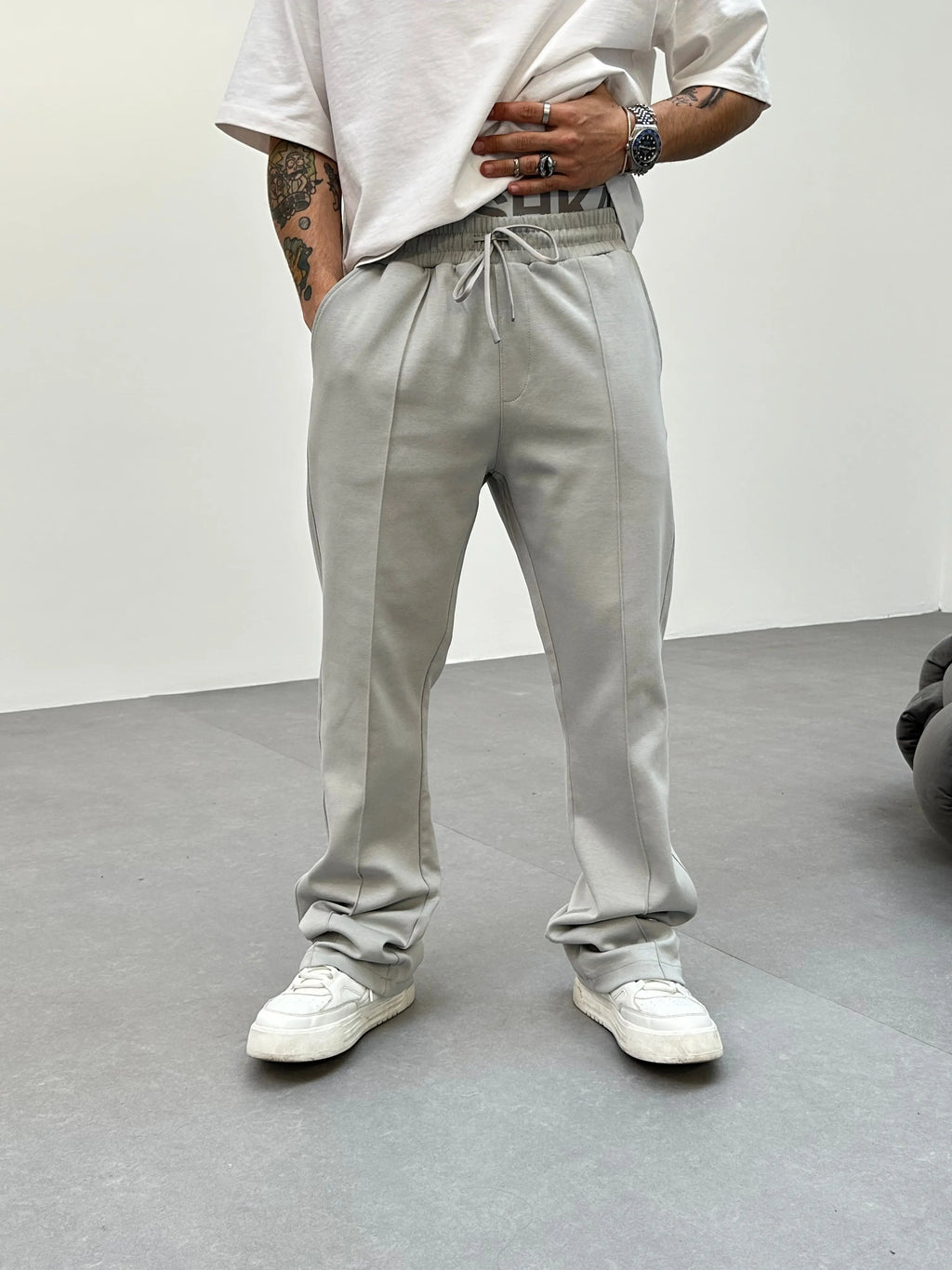 Pantalon Jogging Gris Coupe Droite et Large bonhomme