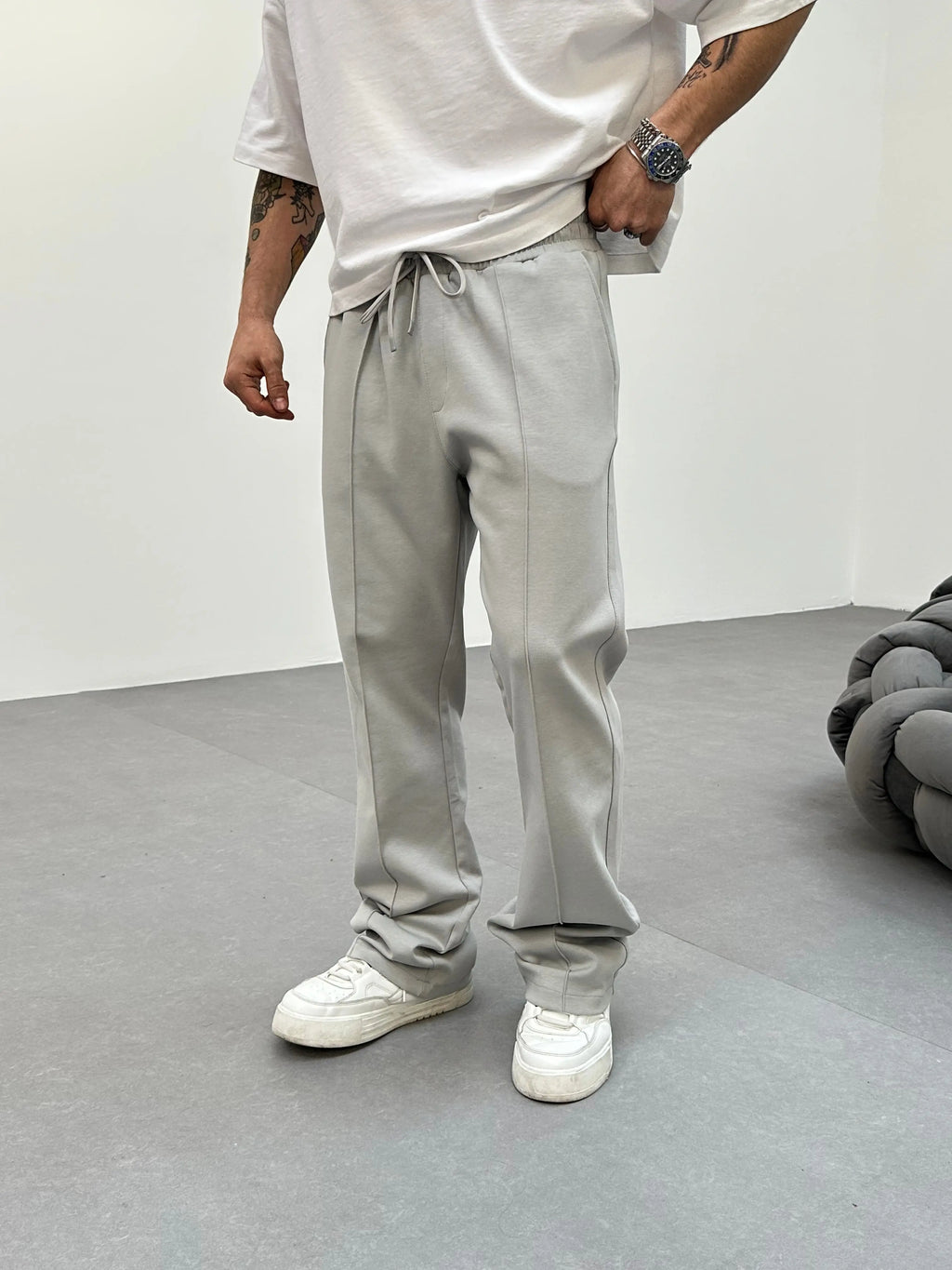 Pantalon Jogging Gris Coupe Droite et Large bonhomme