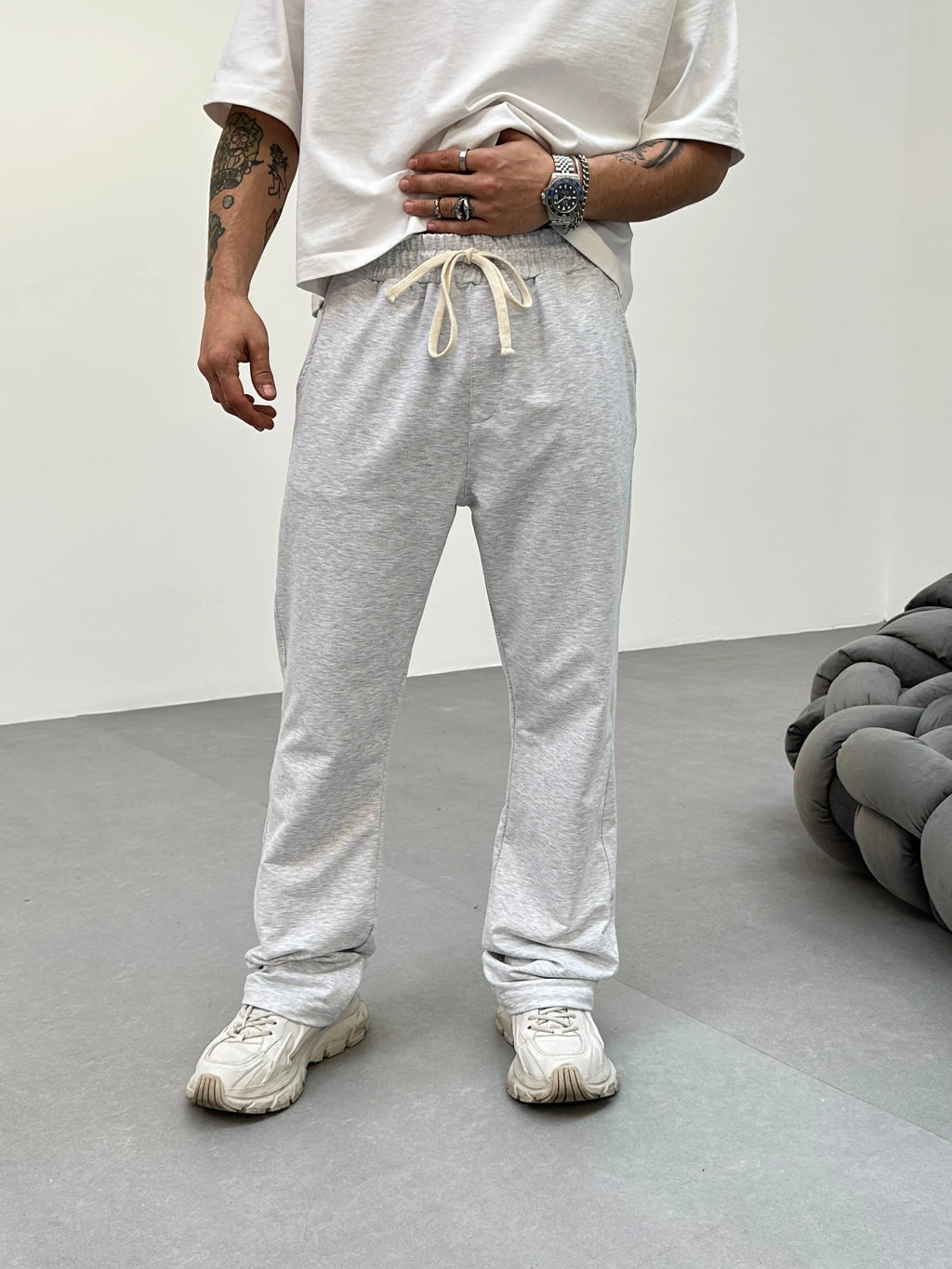 Pantalon Jogging Gris Coupe Droite et Large bonhomme