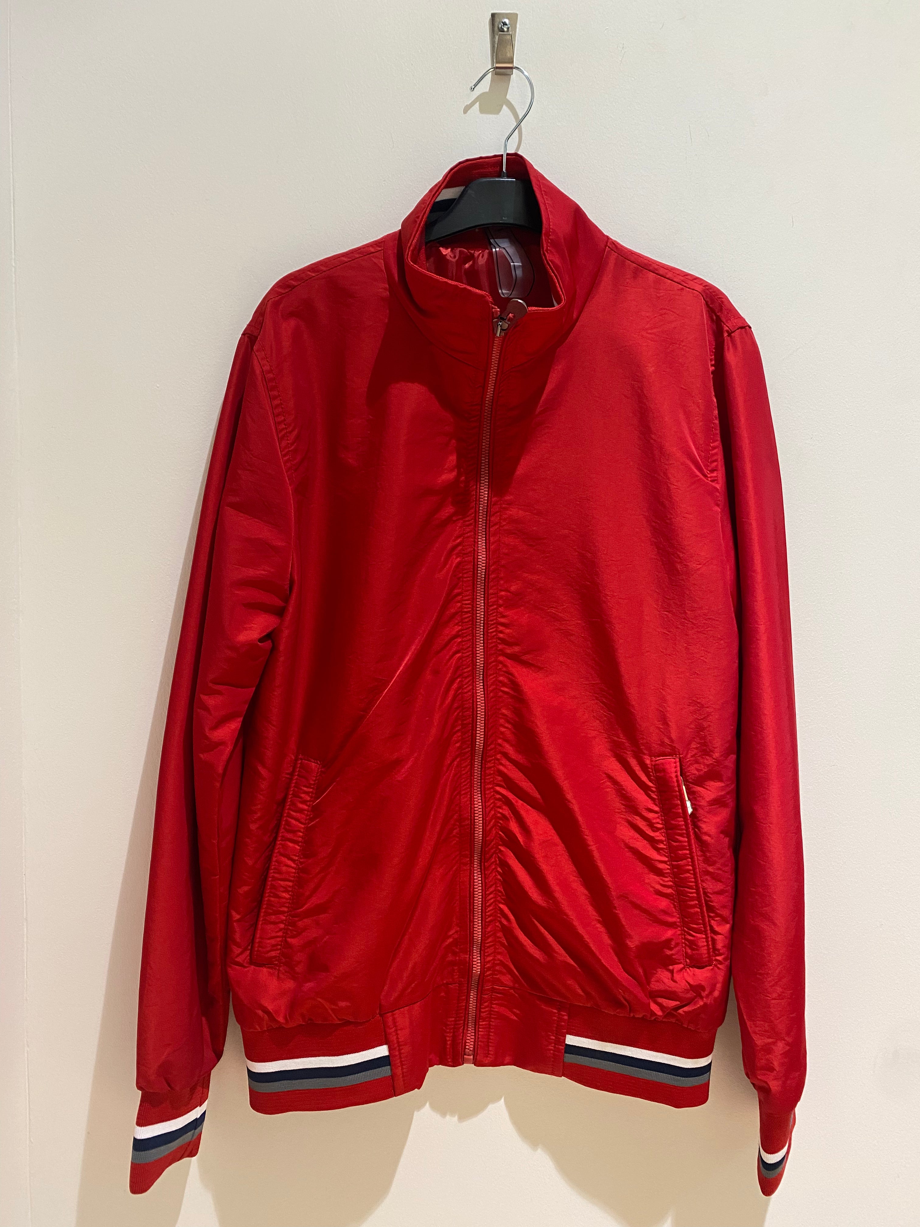 Veste rouge universitaire bonhomme