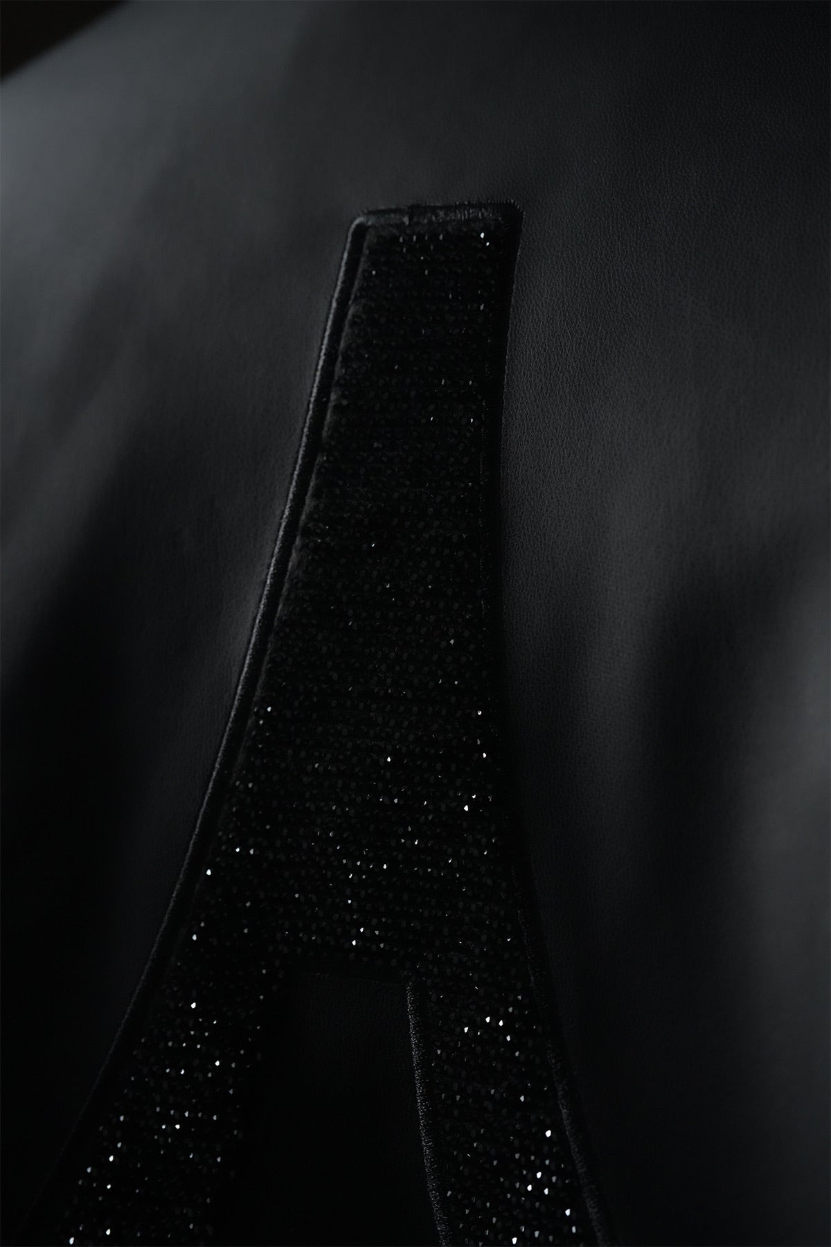 Blouson homme simili cuir noir oversize, Tour Eiffel en strass dans le dos, col chemise à pressions