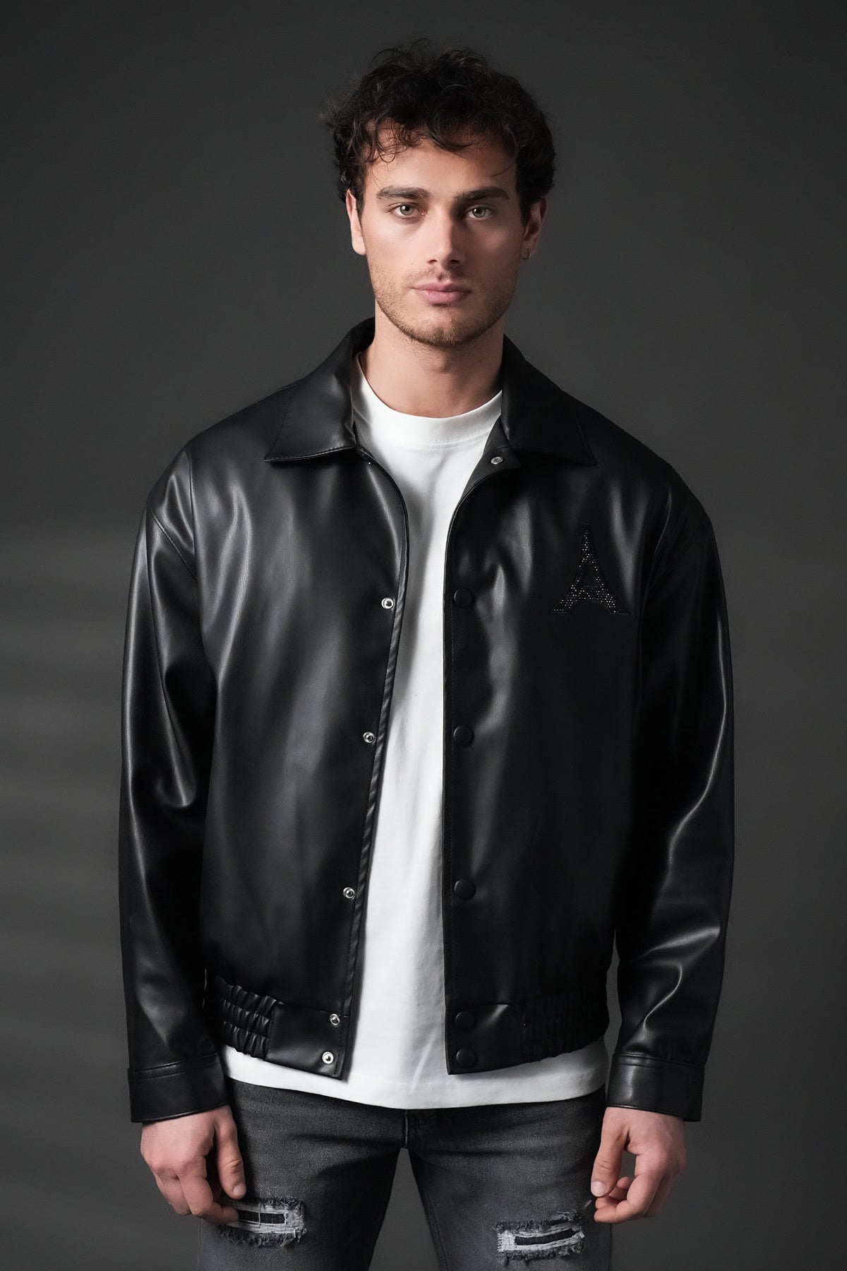 Blouson homme simili cuir noir oversize, Tour Eiffel en strass dans le dos, col chemise à pressions