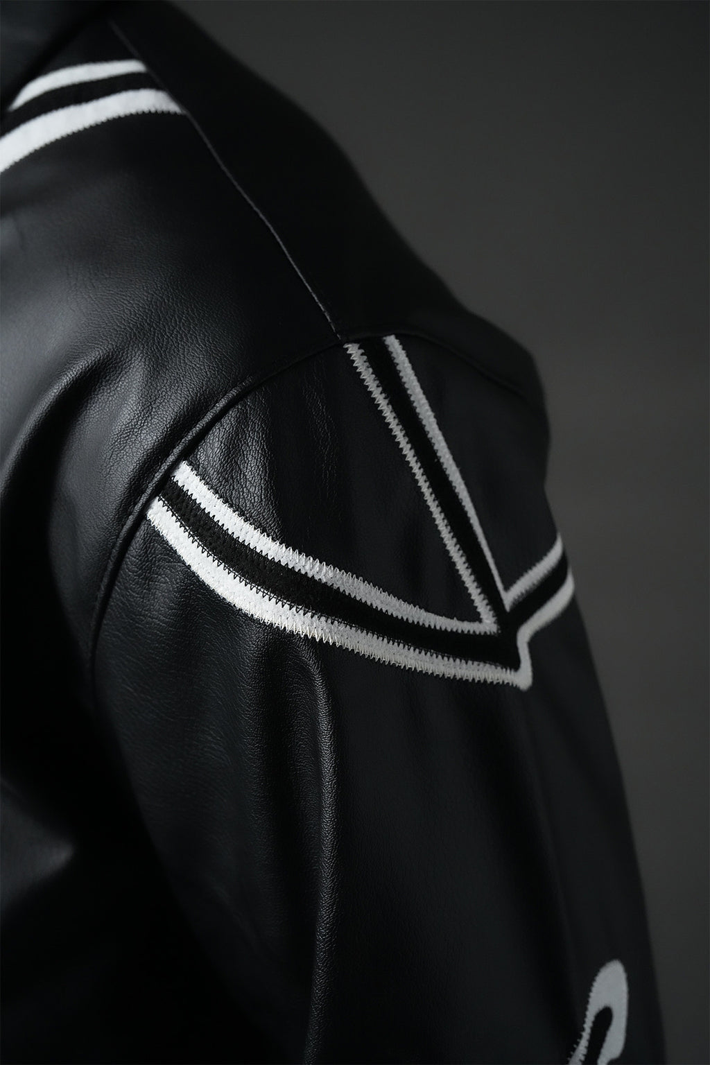 Blouson homme simili cuir noir oversize à appliqués abstraits noir et blanc, col chemise zippé