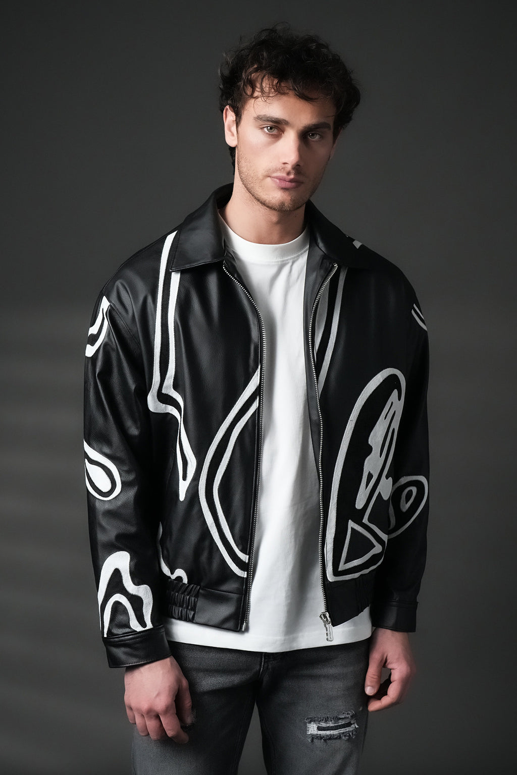 Blouson homme simili cuir noir oversize à appliqués abstraits noir et blanc, col chemise zippé