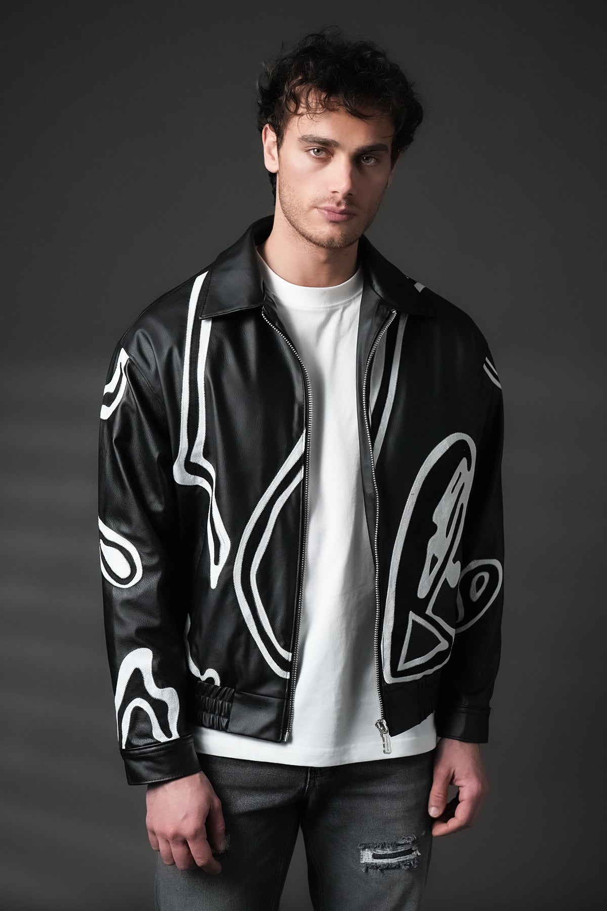 Blouson homme simili cuir noir oversize à appliqués abstraits noir et blanc, col chemise zippé