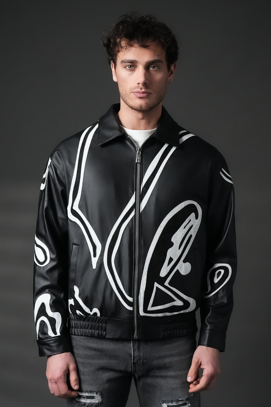 Blouson homme simili cuir noir oversize à appliqués abstraits noir et blanc, col chemise zippé