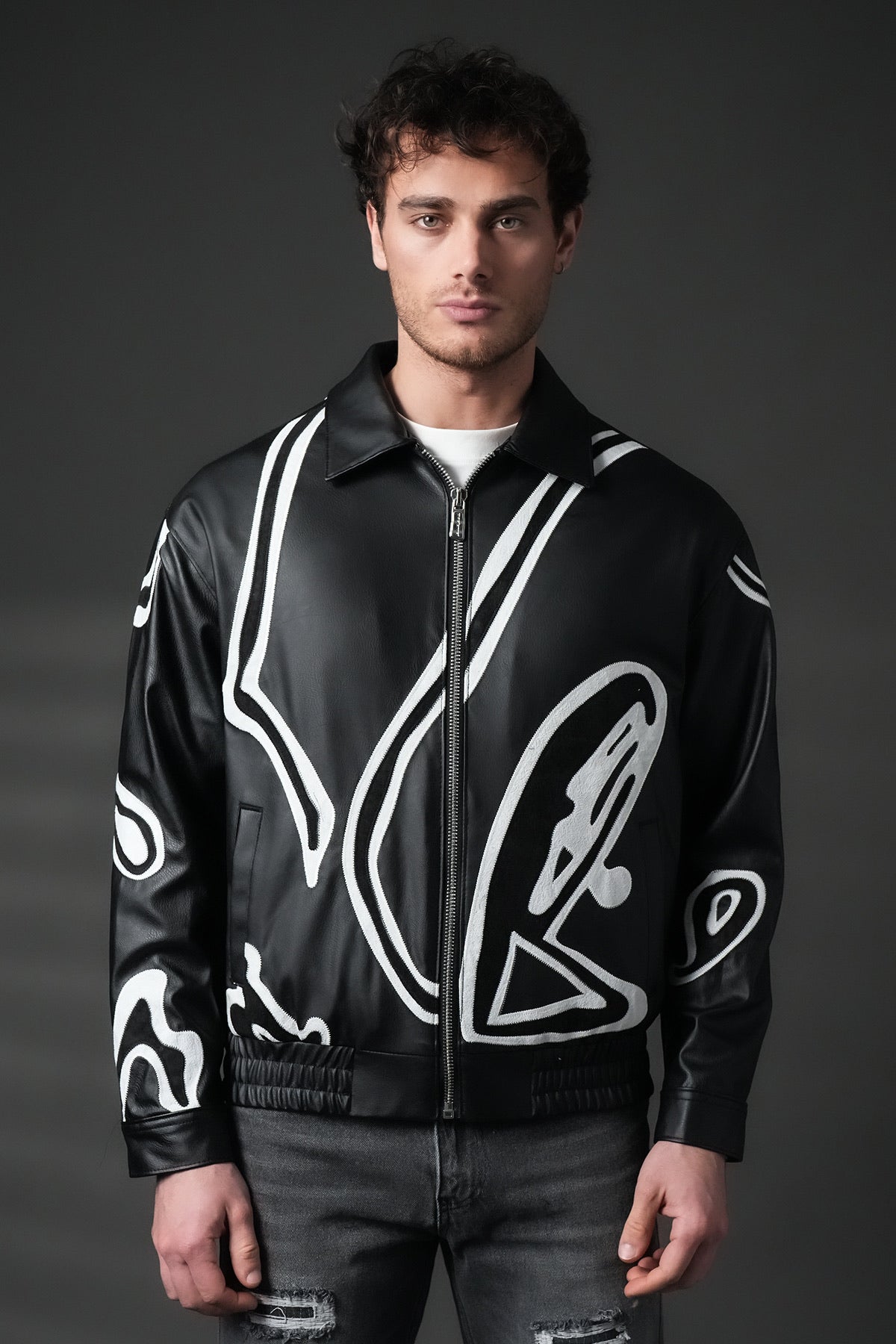 Blouson homme simili cuir noir oversize à appliqués abstraits noir et blanc, col chemise zippé