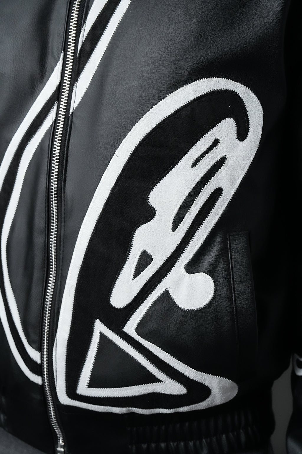 Blouson homme simili cuir noir oversize à appliqués abstraits noir et blanc, col chemise zippé