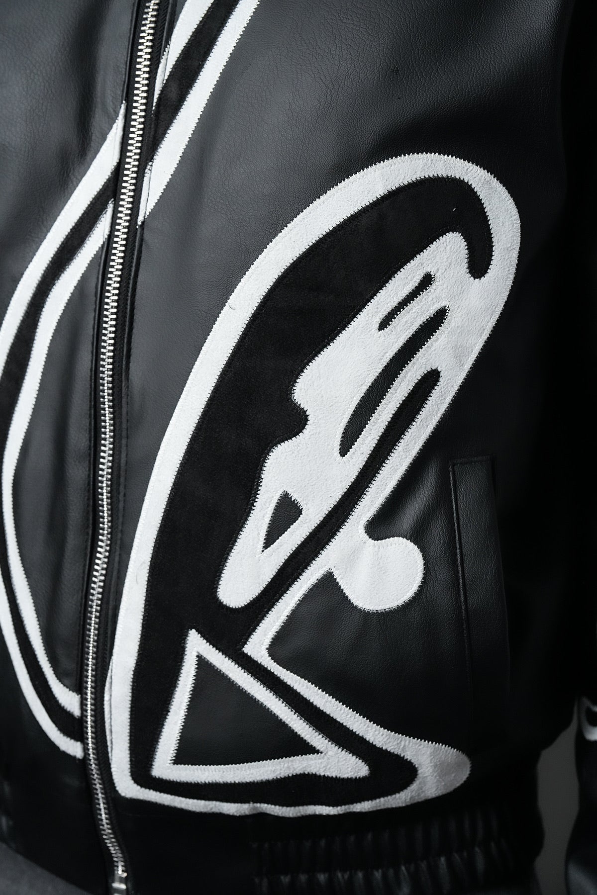 Blouson homme simili cuir noir oversize à appliqués abstraits noir et blanc, col chemise zippé