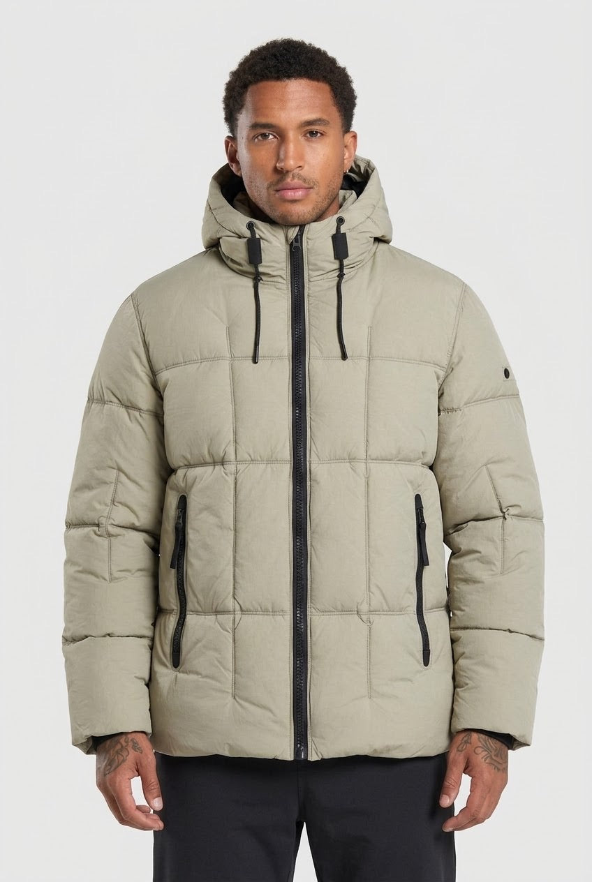 Homme portant une doudoune bonhomme beige à capuche avec matelassage carré et fermetures zippées noires