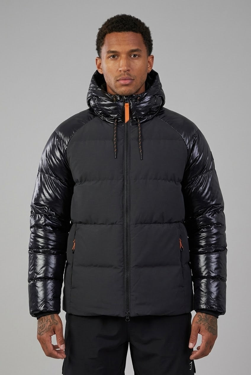 Doudoune homme bonhomme bi-matière noire avec capuche, manches brillantes et détails orange contrastants