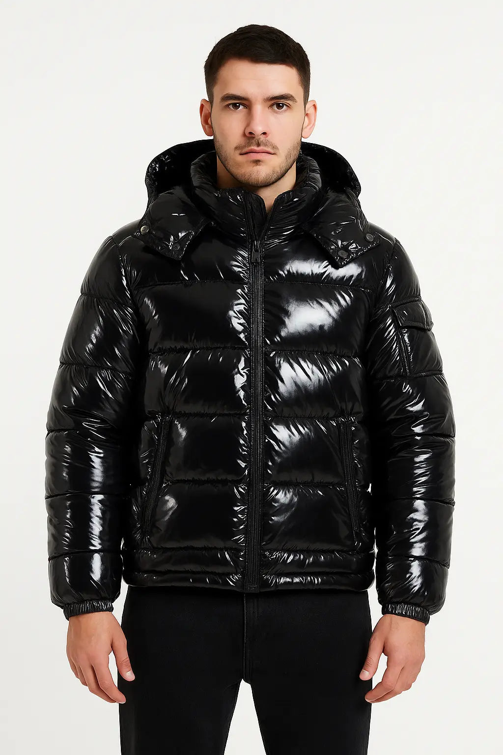 Doudoune homme brillante noire bonhomme avec capuche amovible et matelassage gonflant en polyester effet vernis