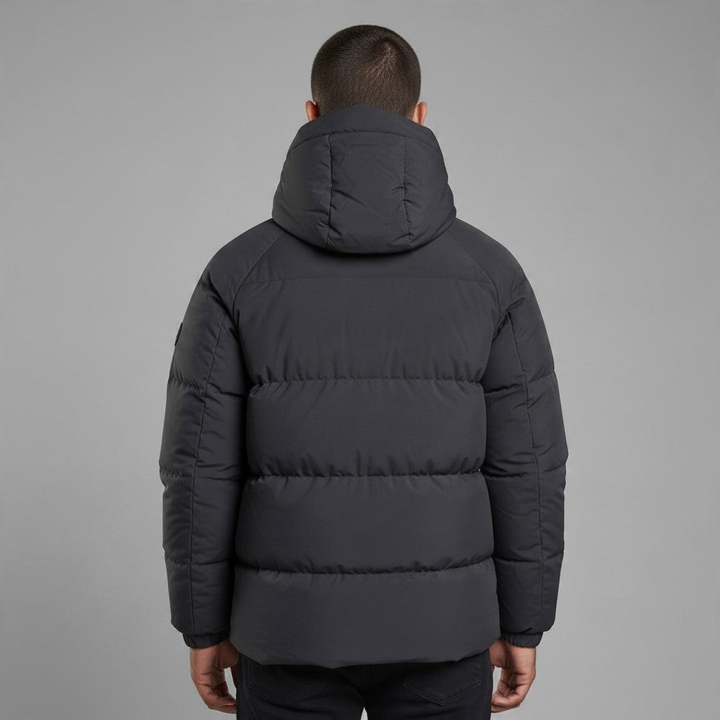 Vue arrière de la doudoune à capuche matelassée noire bonhomme pour homme avec un design volumineux et moderne.