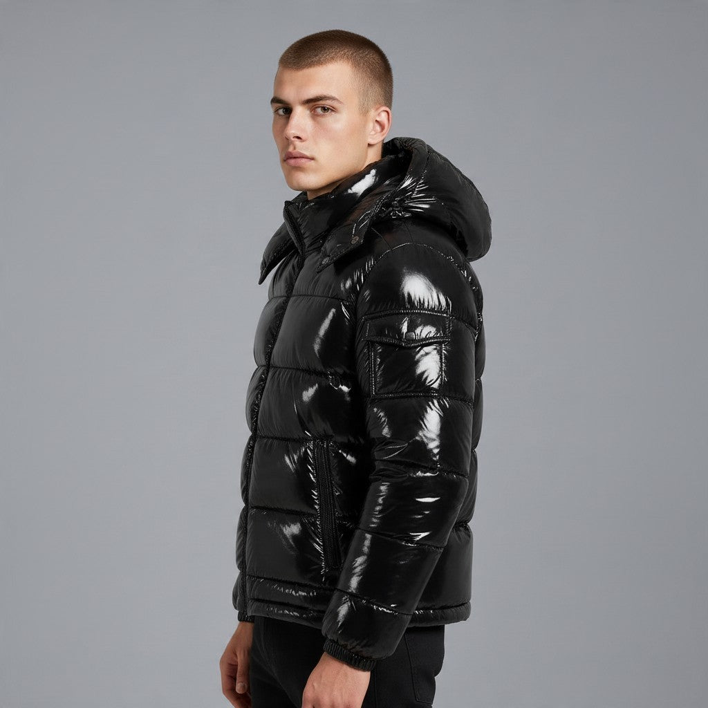 Homme portant une doudoune bonhomme noire brillante à capuche amovible avec un fini laqué et matelassage gonflant