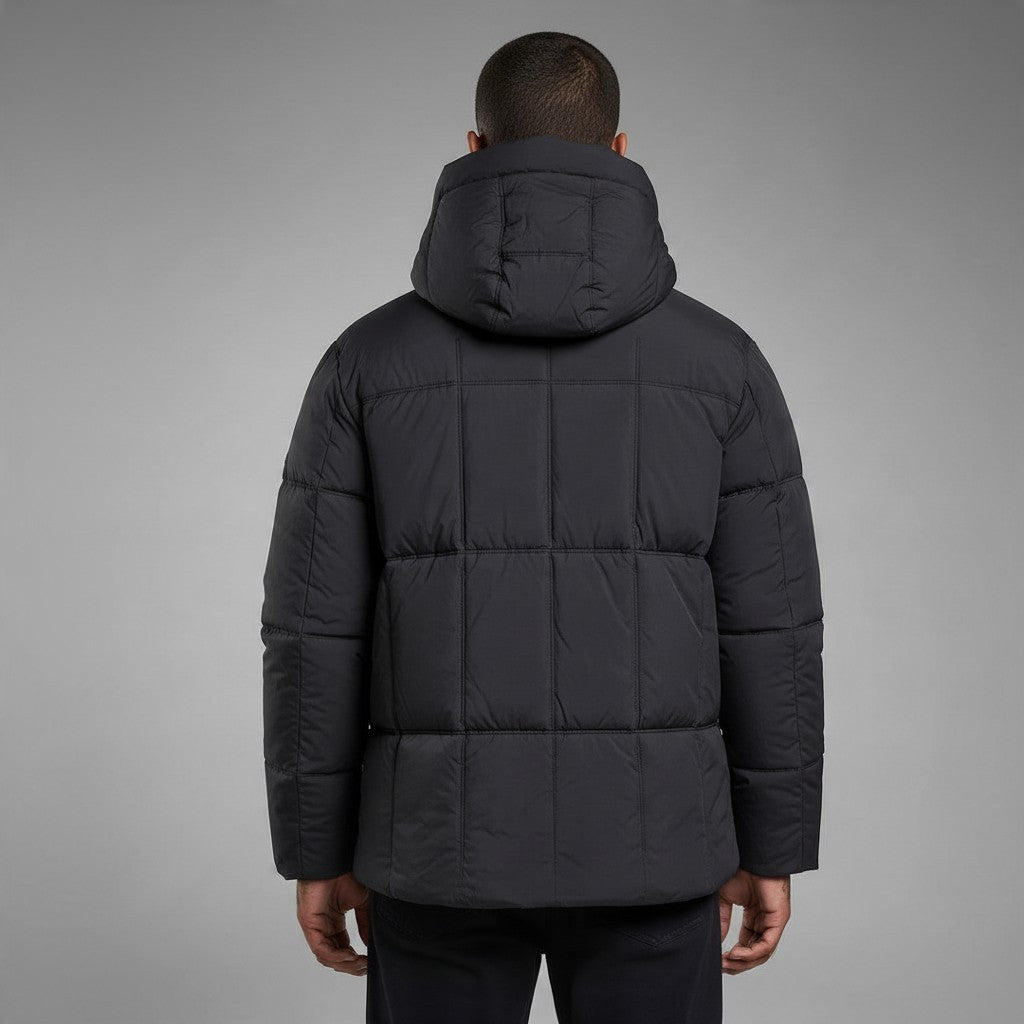 Vue arrière de la doudoune noire bonhomme à capuche avec matelassage carré en nylon, portée par un homme