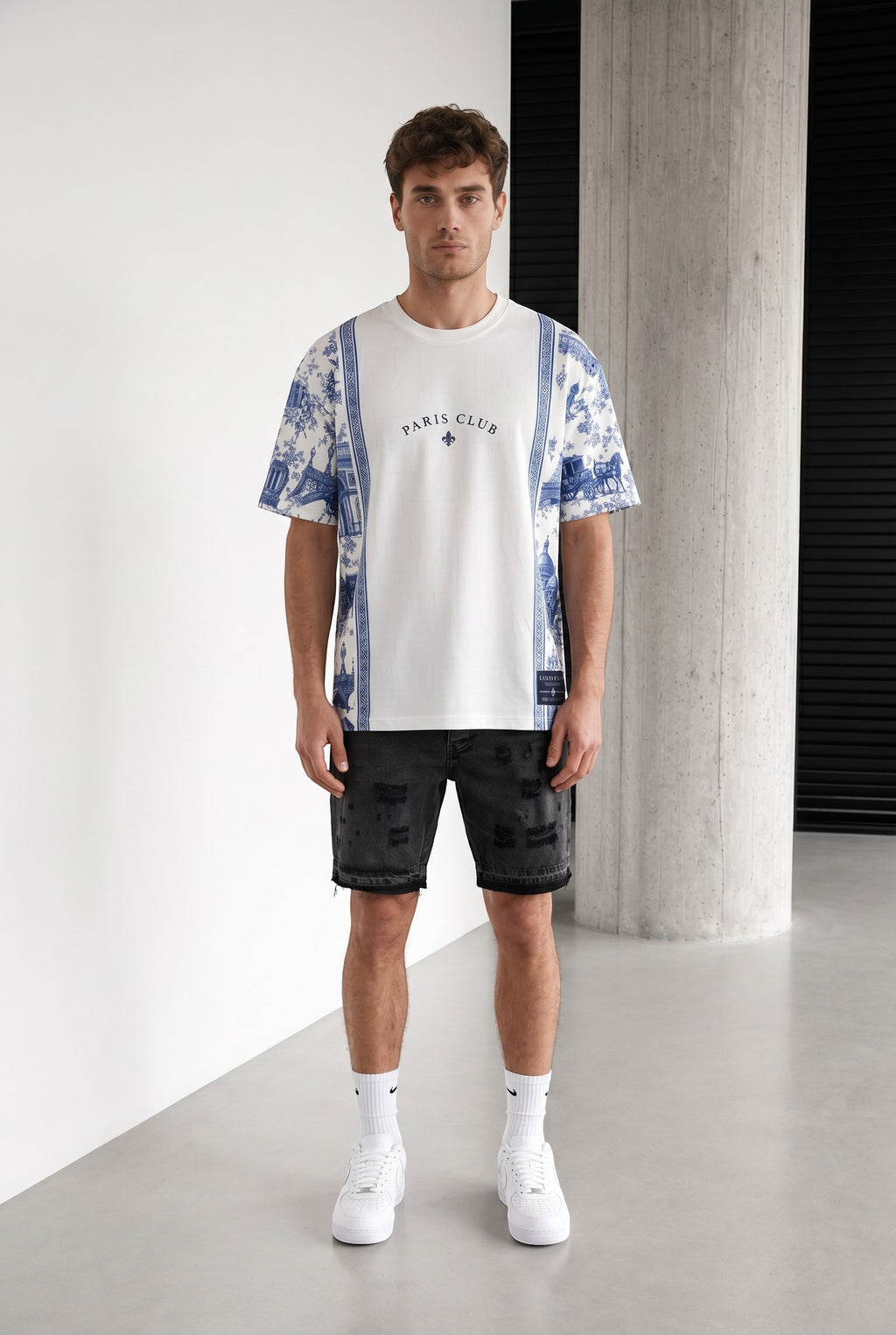 Homme portant le maillot Club Paris de bonhomme en polyester blanc avec imprimé bleu style toile de Jouy
