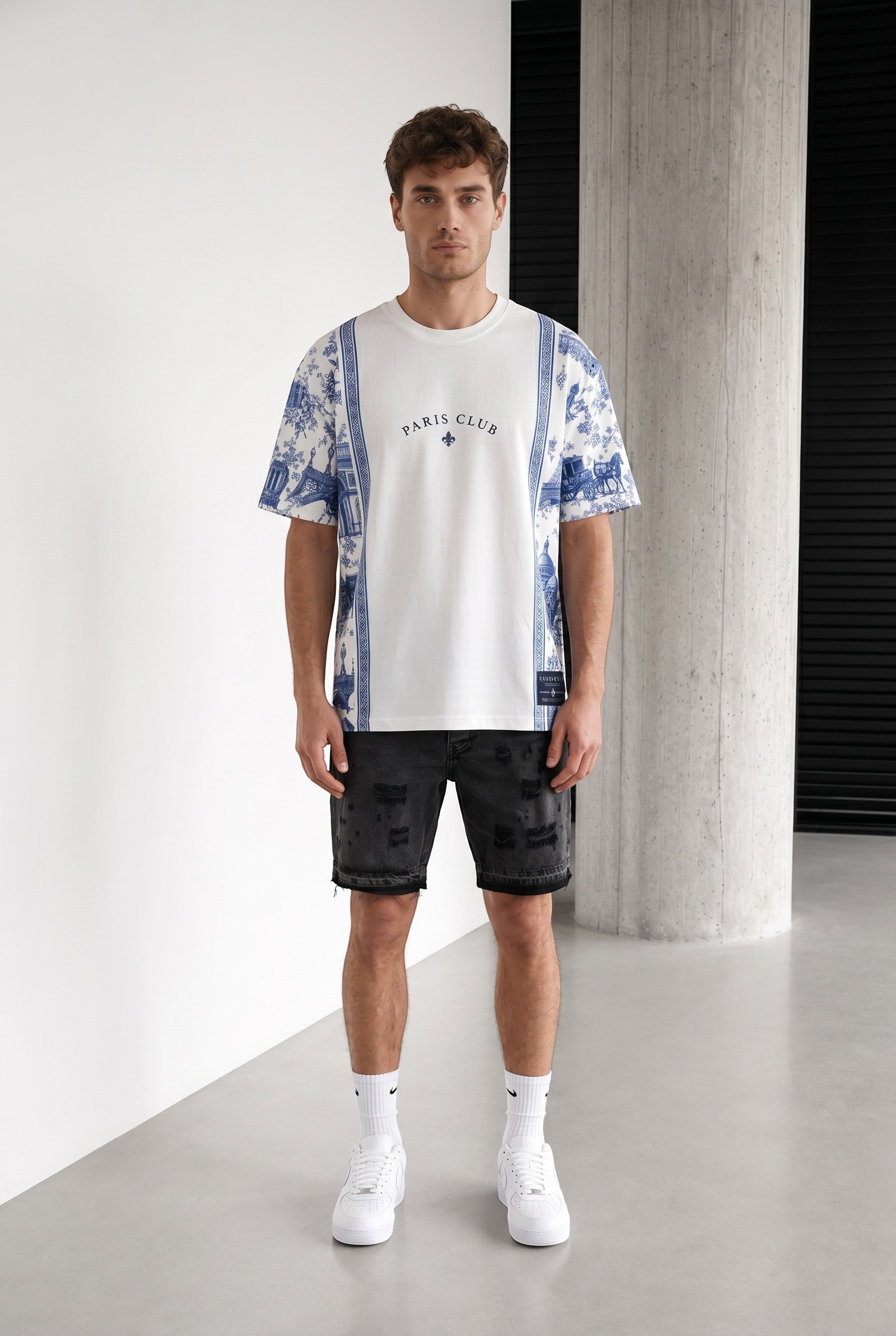 Homme portant le maillot Club Paris de bonhomme en polyester blanc avec imprimé bleu style toile de Jouy