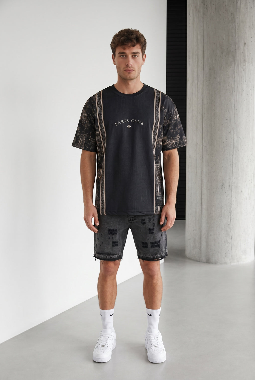 Homme portant le maillot Club Paris noir en polyester et lycra avec imprimés graphiques par bonhomme