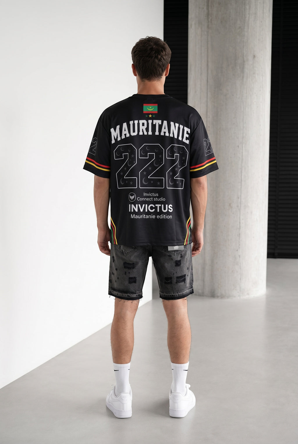 Maillot Mauritanie 222 Club noir par bonhomme en polyester et lycra, vue arrière sur un homme portant un short gris