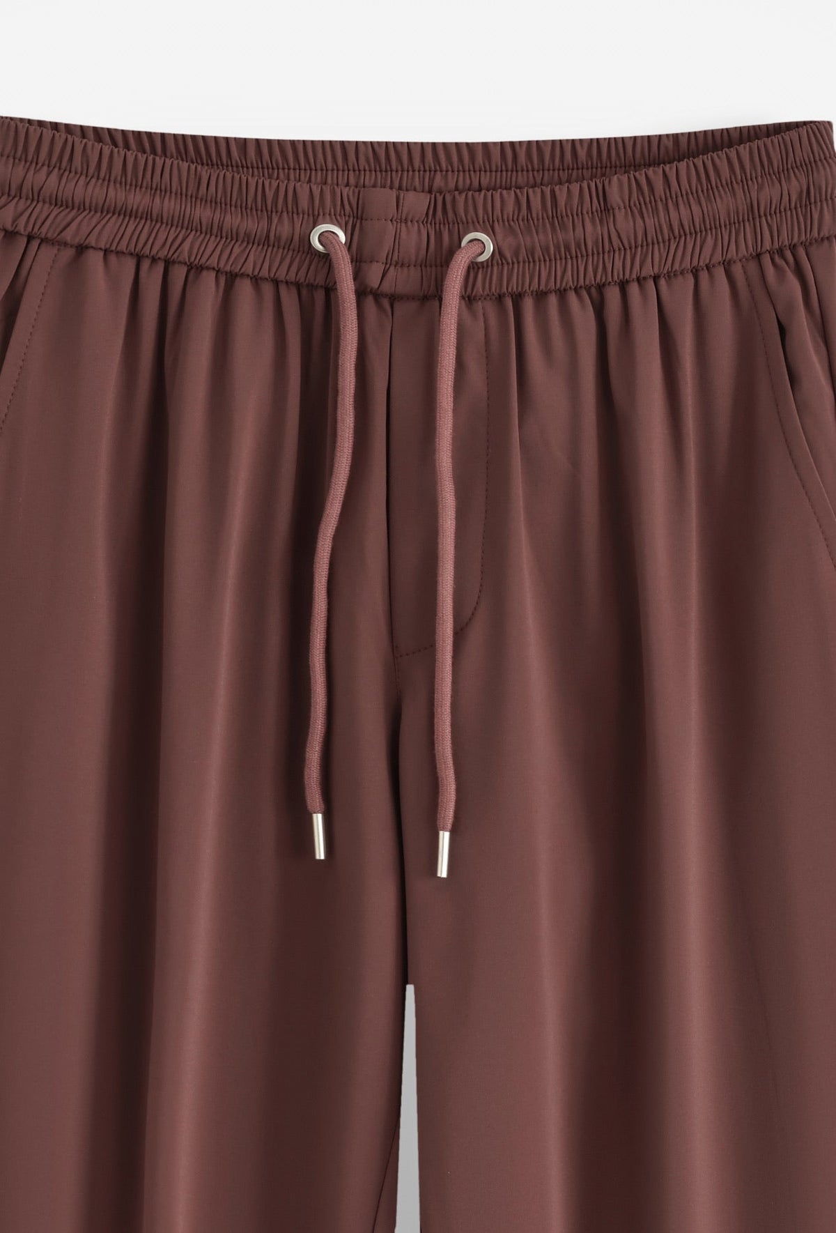 Pantalon en toile marron bonhomme avec taille élastiquée, cordon de serrage ajustable et embouts métalliques