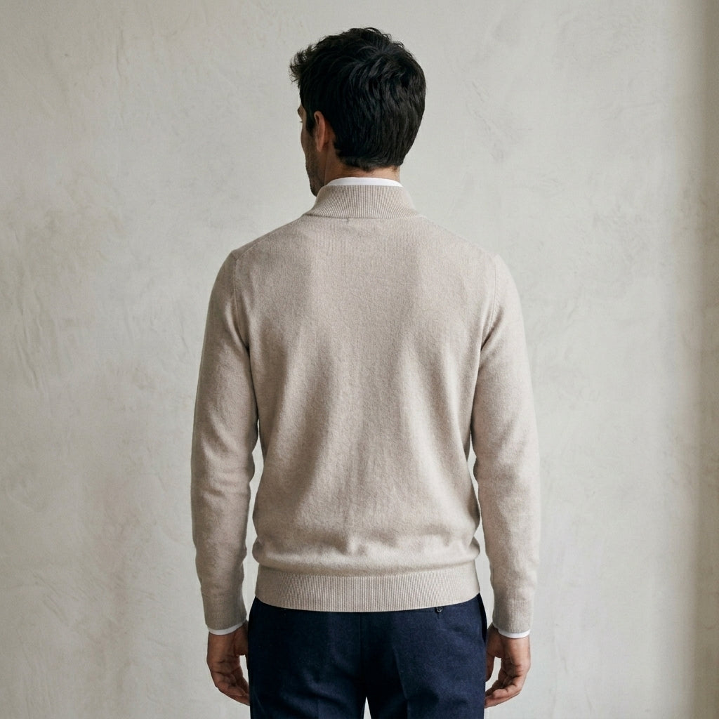 Vue de dos d'un homme portant un pull bonhomme beige à col camionneur demi-zip en maille fine sur une chemise