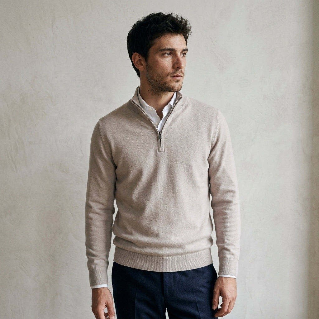 Homme portant un pull bonhomme beige à col camionneur demi-zip en maille douce sur une chemise blanche