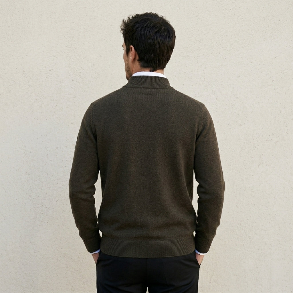 Vue de dos d'un homme portant un pull bonhomme col camionneur demi-zip en maille fine couleur vert olive
