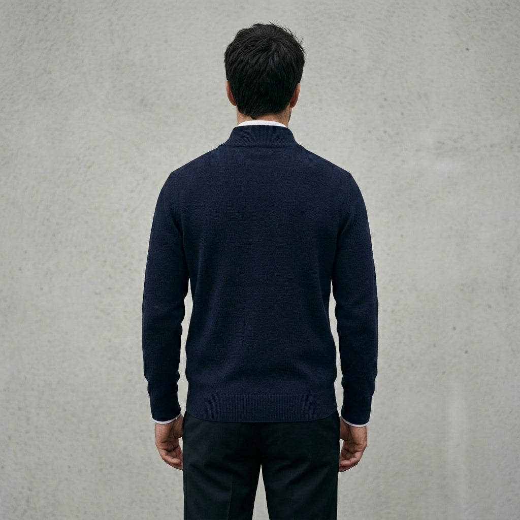 Vue de dos d'un homme portant un pull bonhomme bleu marine à col camionneur en maille douce sur une chemise blanche