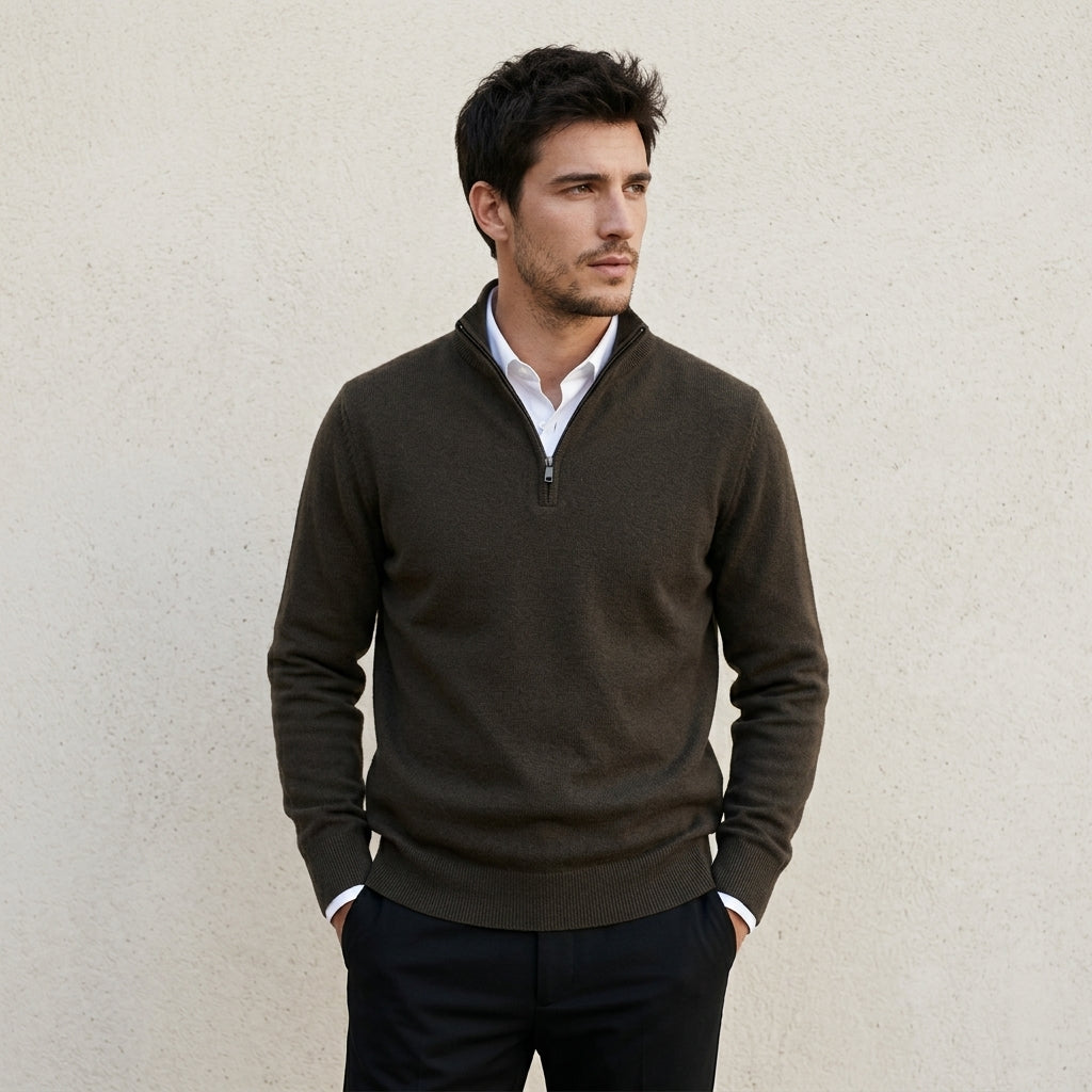 Homme portant un pull bonhomme col camionneur demi-zip marron en maille douce sur une chemise blanche