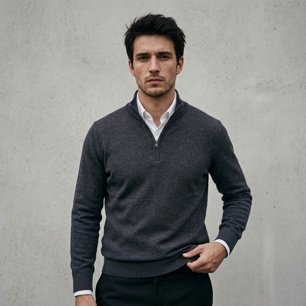 Homme portant un pull bonhomme gris anthracite à col camionneur demi-zip sur une chemise blanche