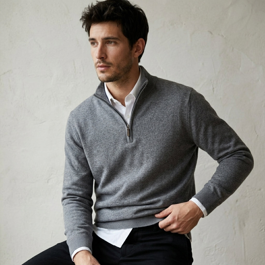 Homme portant un pull bonhomme gris à col camionneur demi-zip en maille douce sur une chemise blanche